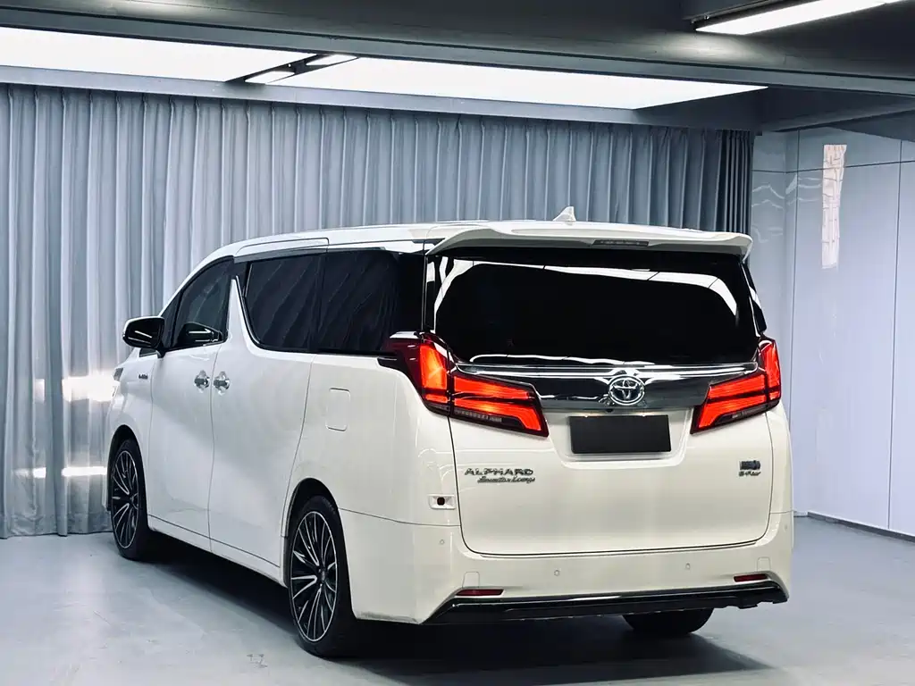 Toyota Alphard — миниатюра 5