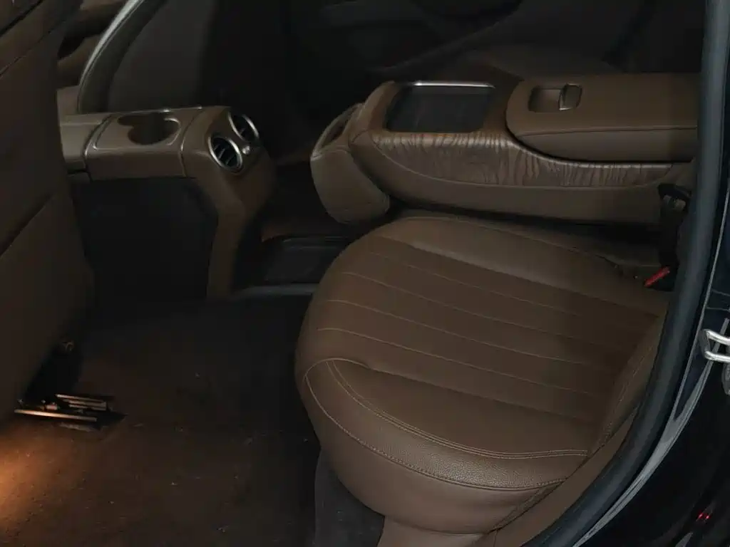 Mercedes-Benz E-Class — миниатюра 11