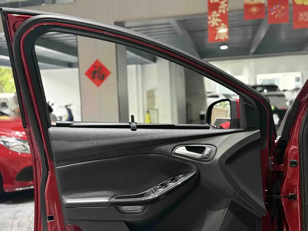 Ford Focus 2018 EcoBoost 180 AT Elite