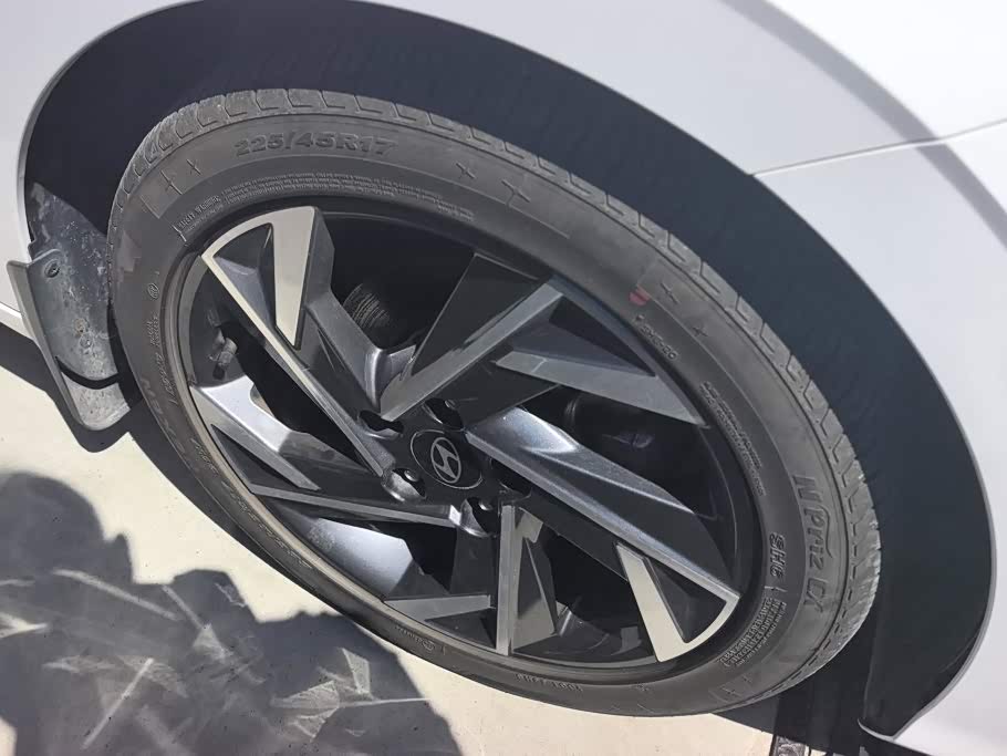Hyundai Elantra 1.5 л 2024 г. Белый, пробег 17300 км