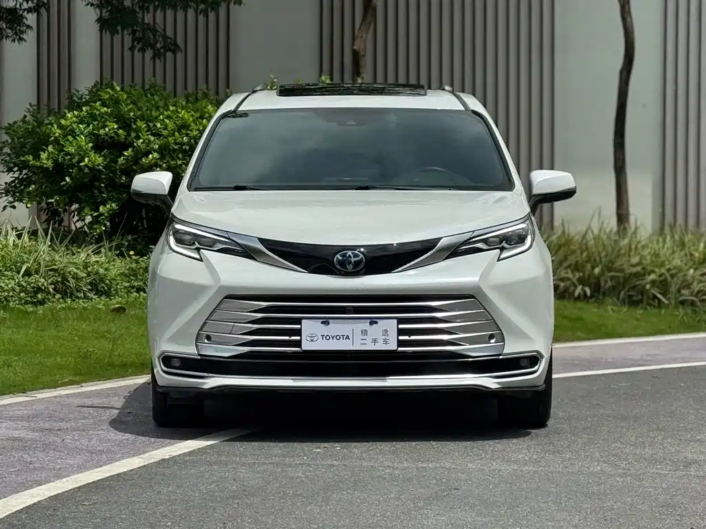 Toyota Sienna — миниатюра 2