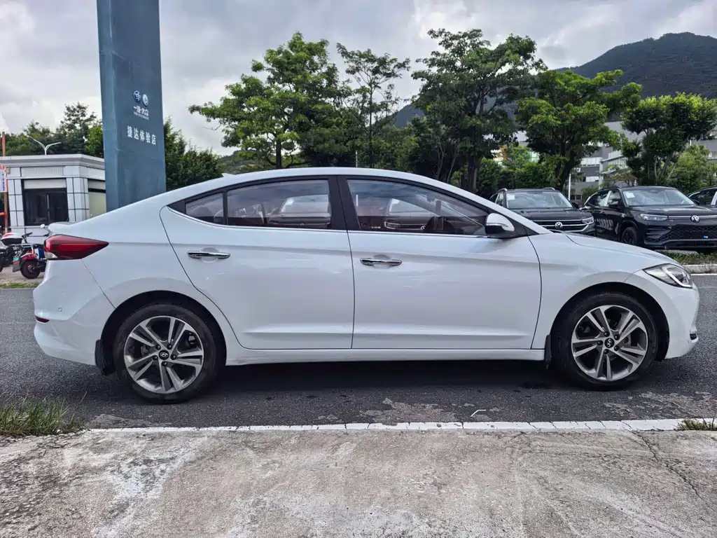 Hyundai Elantra — миниатюра 10