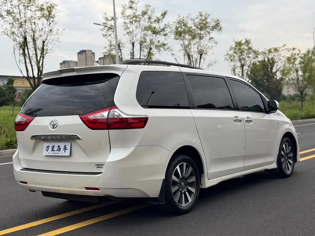 Toyota Sienna — миниатюра 30