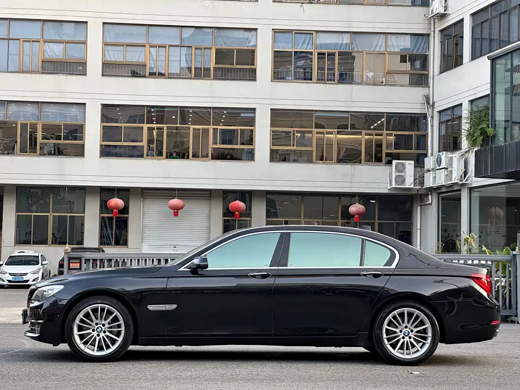 BMW 7 Series — миниатюра 7