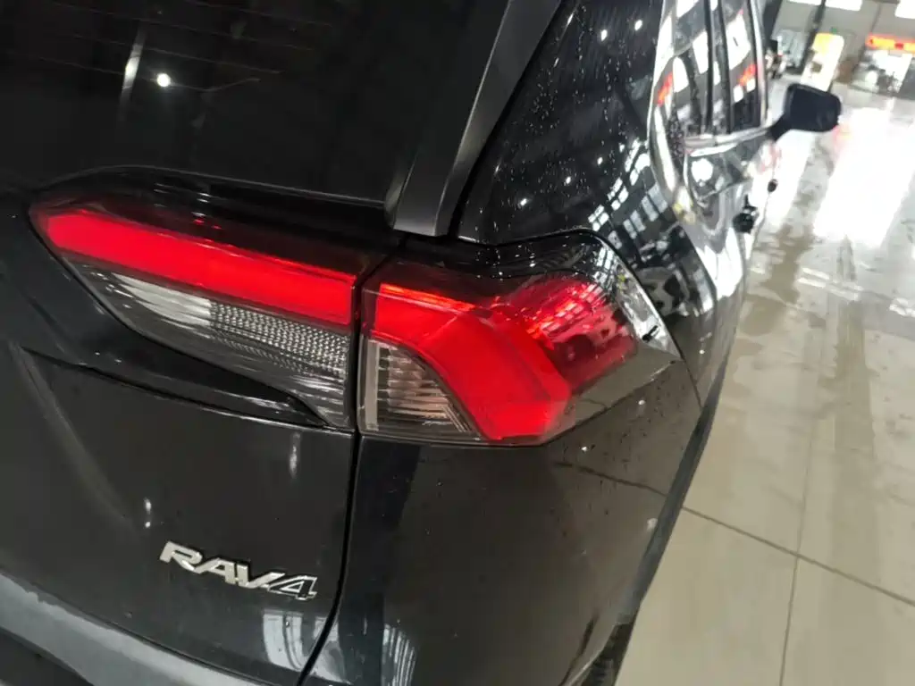 Toyota RAV4 — миниатюра 8