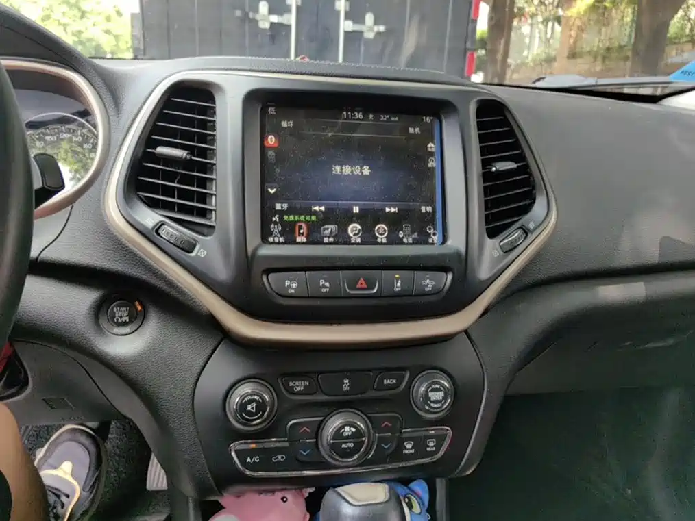 Jeep Cherokee (Import) — миниатюра 14