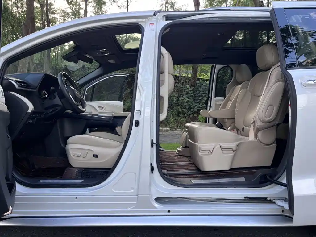 Toyota Granvia — миниатюра 12
