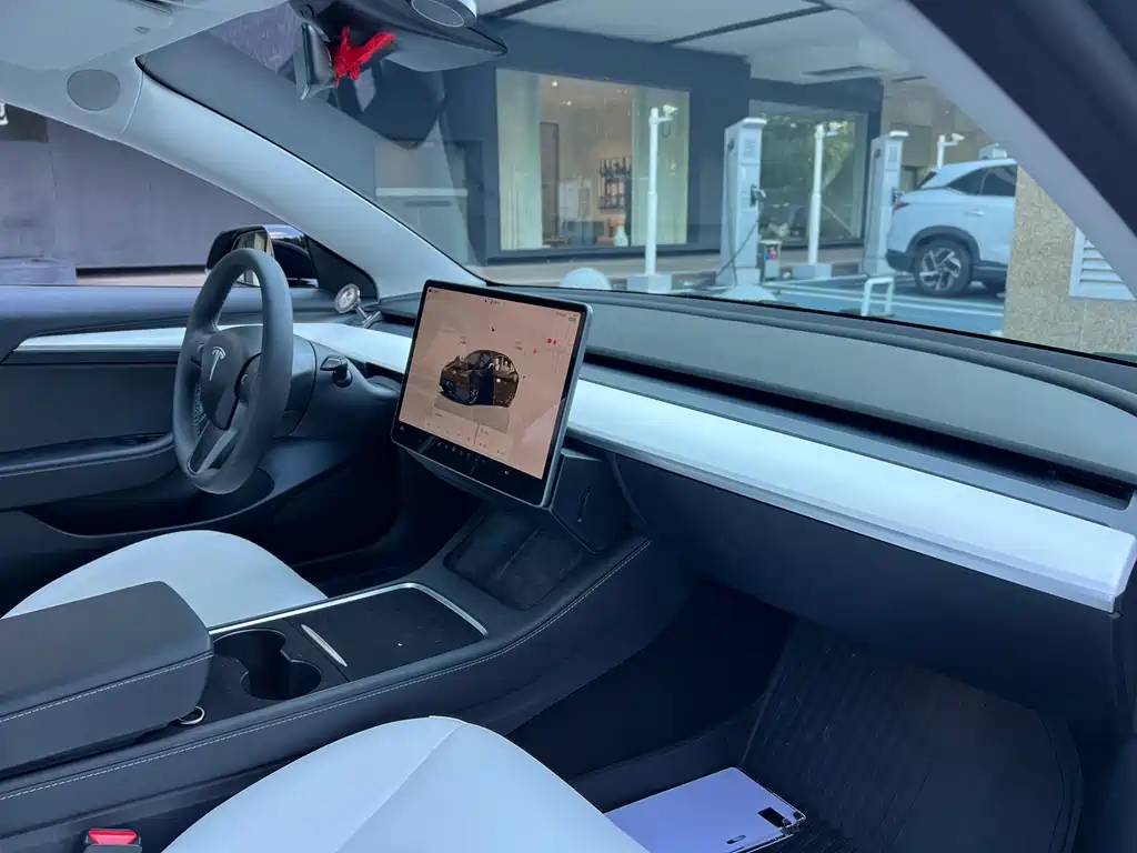 Tesla Model 3 — миниатюра 11