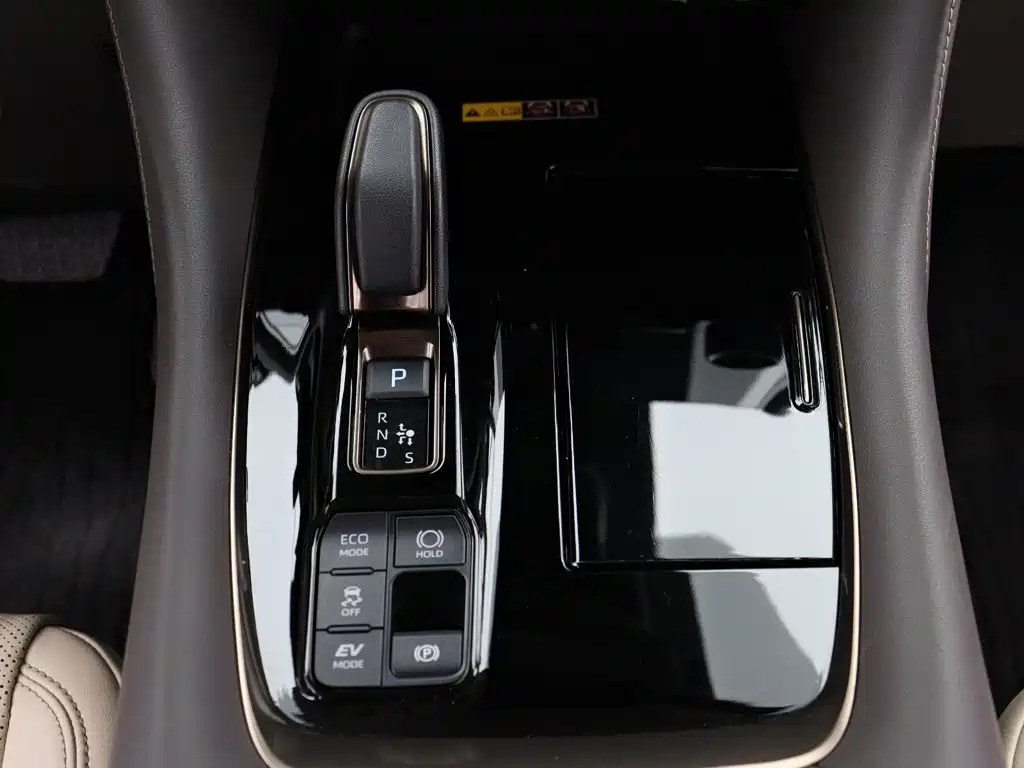 Toyota Alphard — миниатюра 19