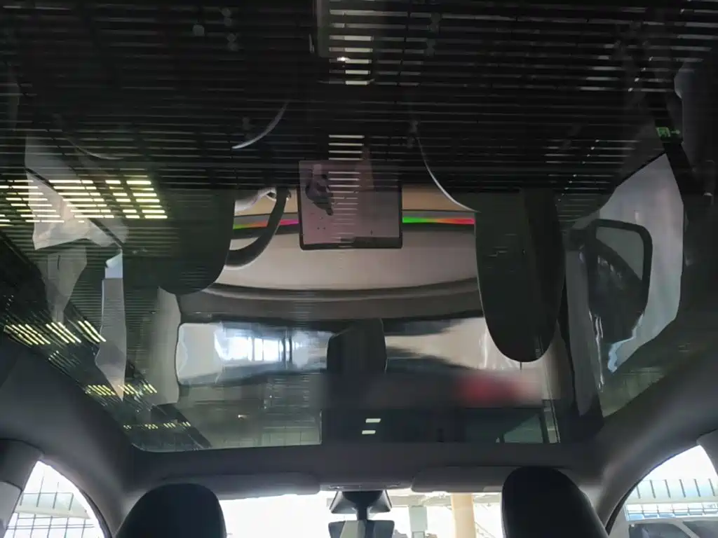Tesla Model Y — миниатюра 18
