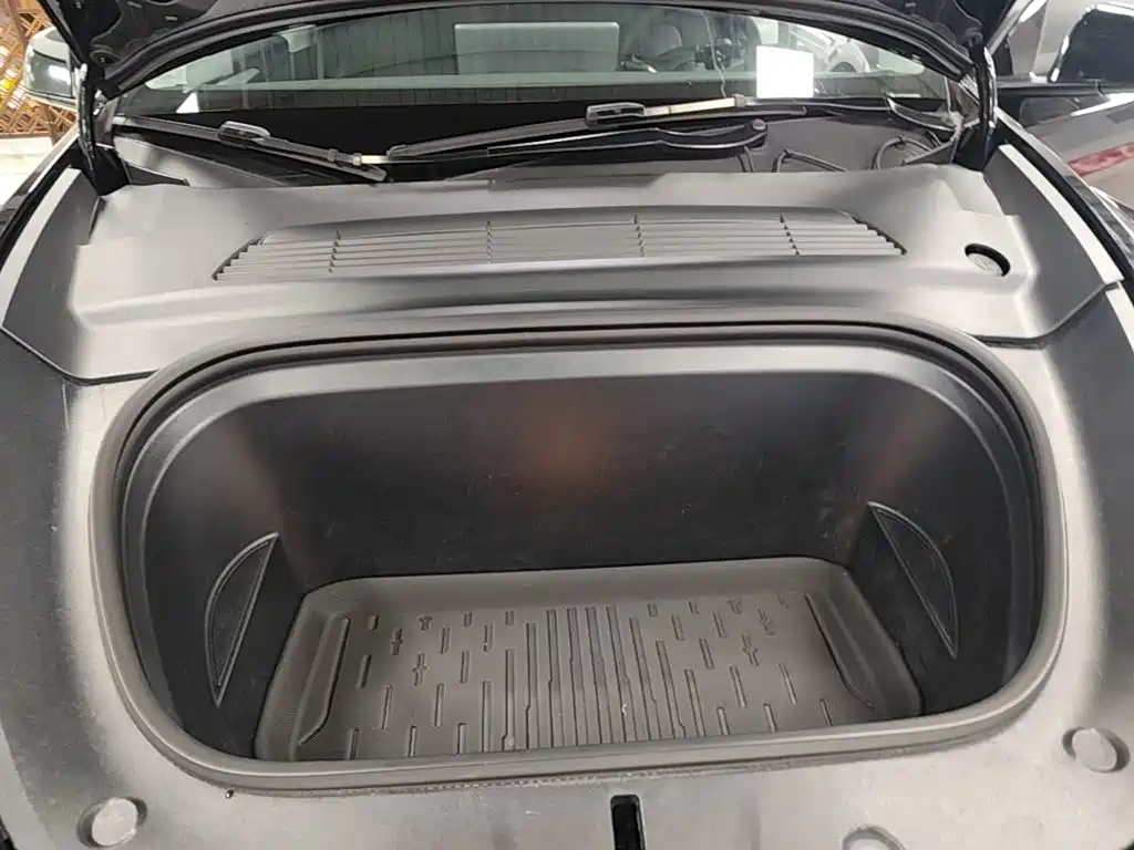 Tesla Model Y — миниатюра 20