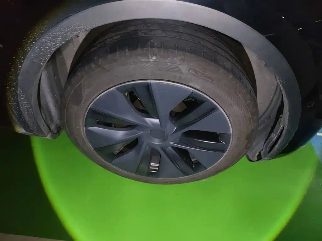 Tesla Model Y — миниатюра 8