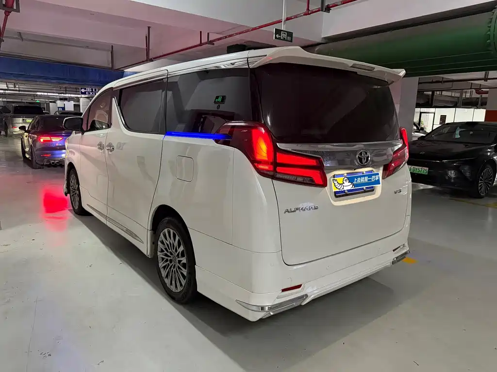 Toyota Alphard — миниатюра 2