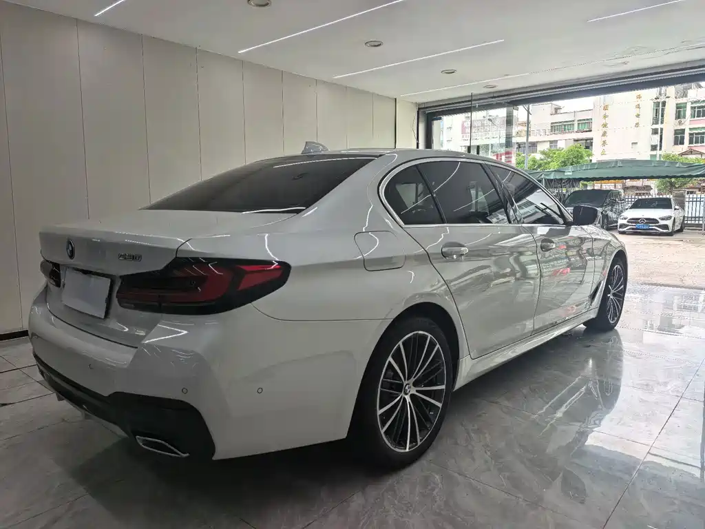 BMW 5 Series — миниатюра 4