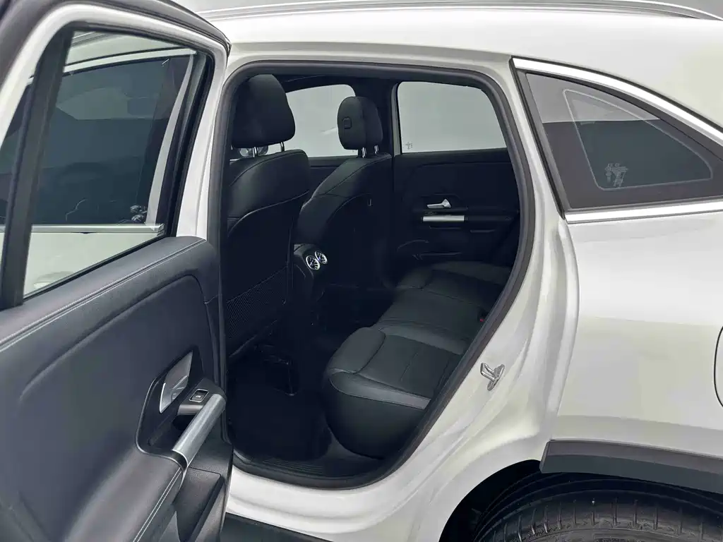 Mercedes-Benz GLA — миниатюра 12