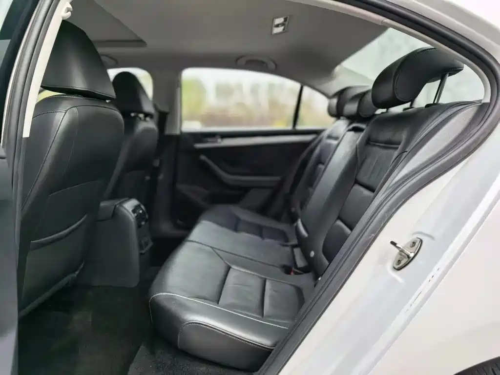Volkswagen Sagitar 2015 1.6L AT Comfort