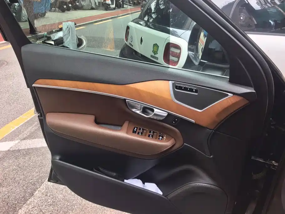 Volvo XC90 — миниатюра 7