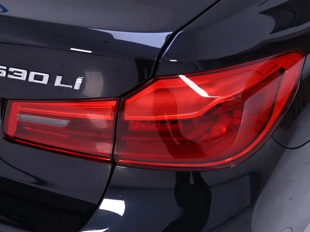 BMW 5 Series — миниатюра 9