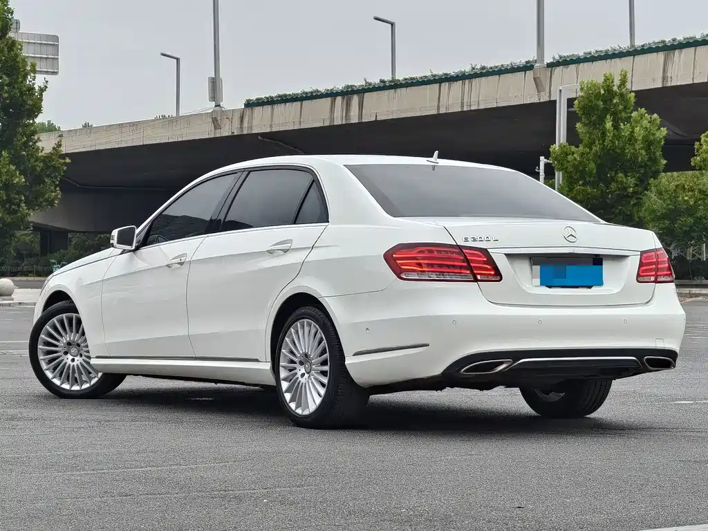 Mercedes-Benz E-Class — миниатюра 7