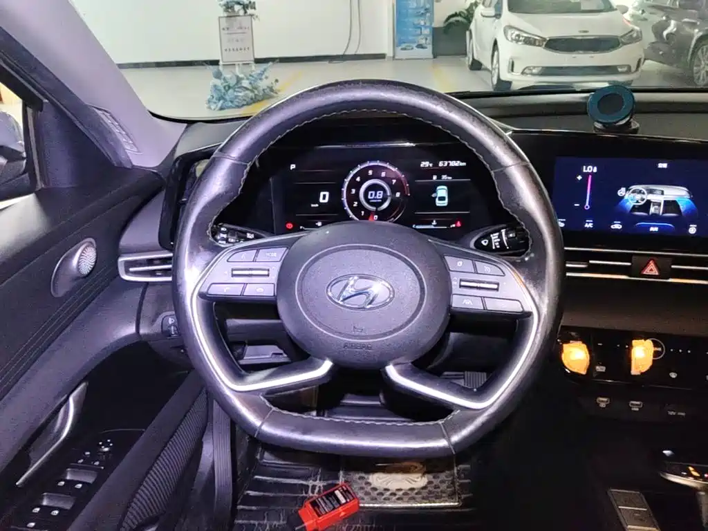 Hyundai Elantra — миниатюра 11