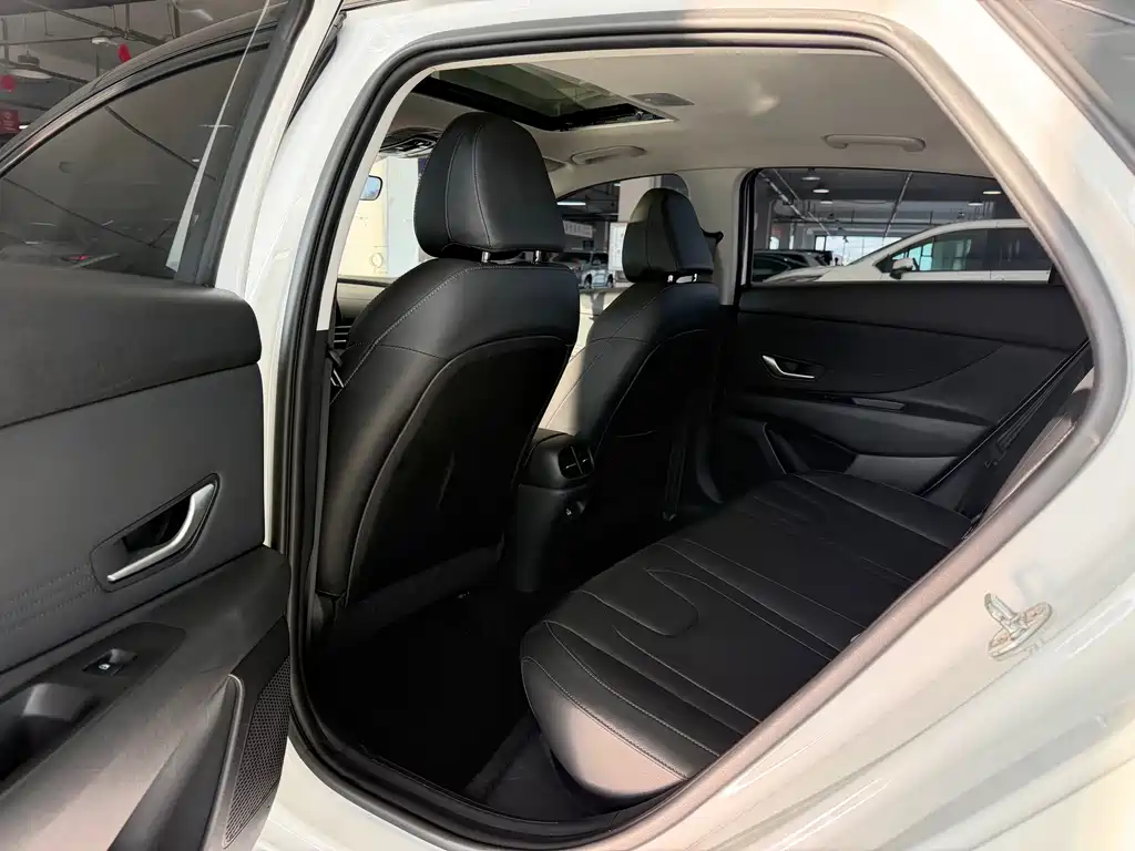Hyundai Elantra — миниатюра 6