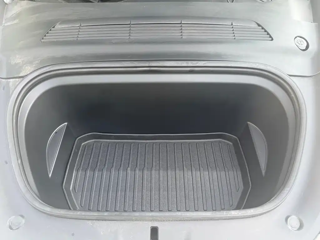 Tesla Model Y — миниатюра 21