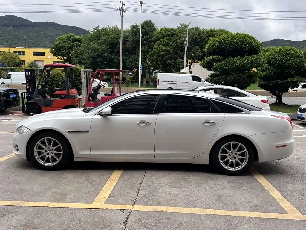 Jaguar XJ — миниатюра 6