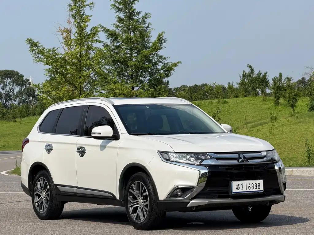 Mitsubishi Outlander 2.0L 2WD Premium Joy Edition 7 seats, фото 3