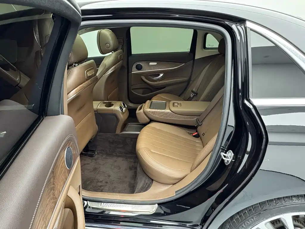 Mercedes-Benz E-Class — миниатюра 13