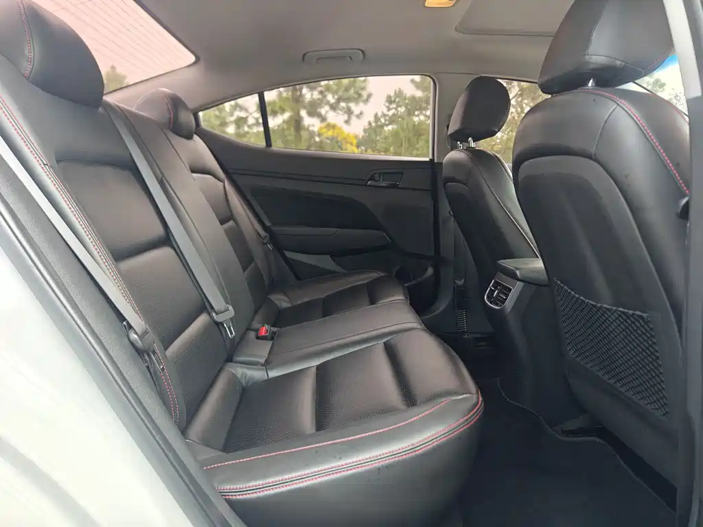 Hyundai Elantra — миниатюра 8