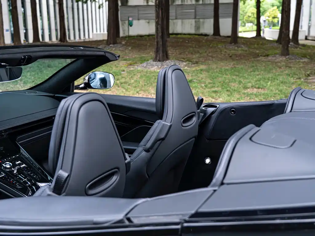 Aston Martin DB12 — миниатюра 17