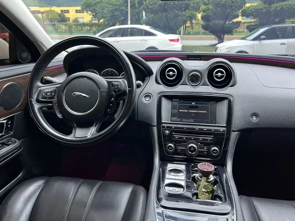 Jaguar XJ — миниатюра 8