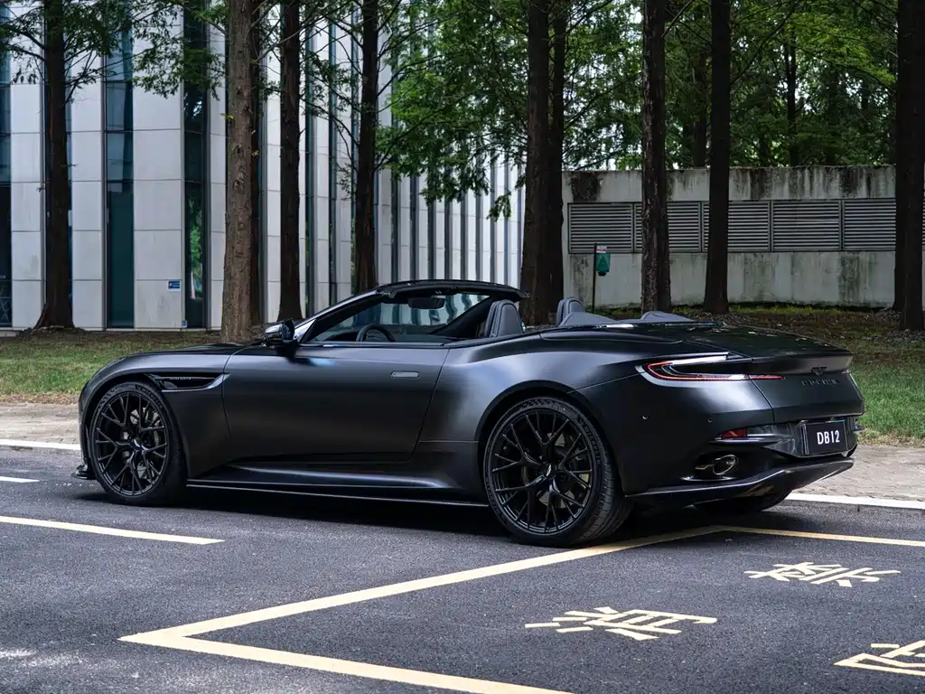 Aston Martin DB12 — миниатюра 8