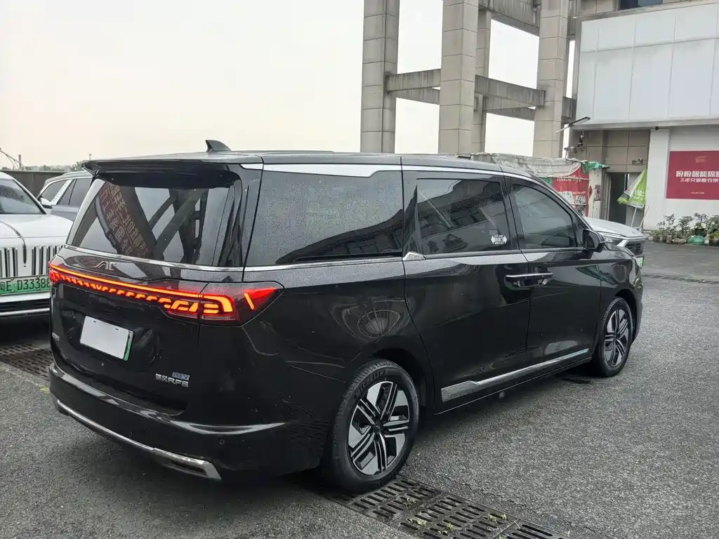 JAC Refine Refine RF8 PHEV — миниатюра 2