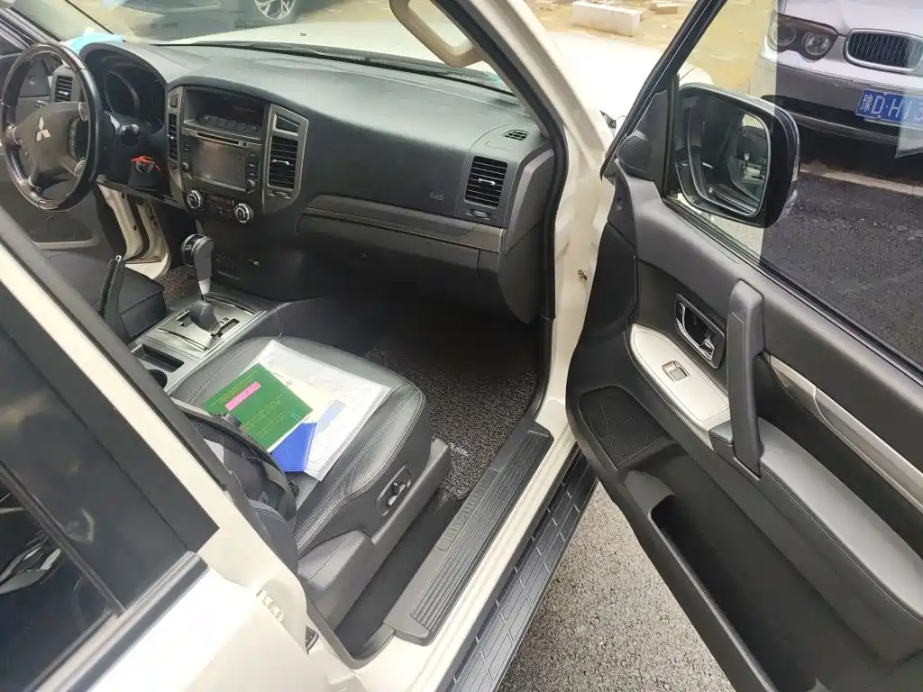 Mitsubishi Pajero (Import) — миниатюра 20