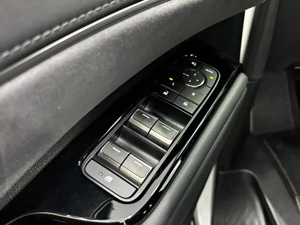 Lexus LM — миниатюра 12