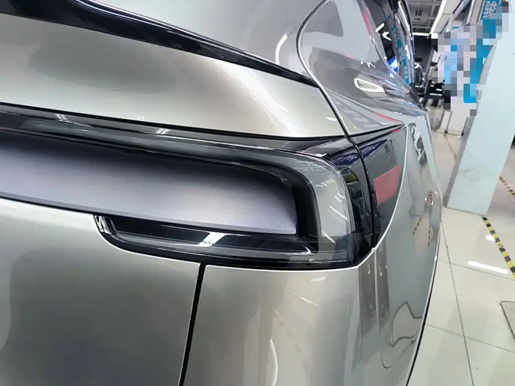 Tesla Model Y L — миниатюра 8