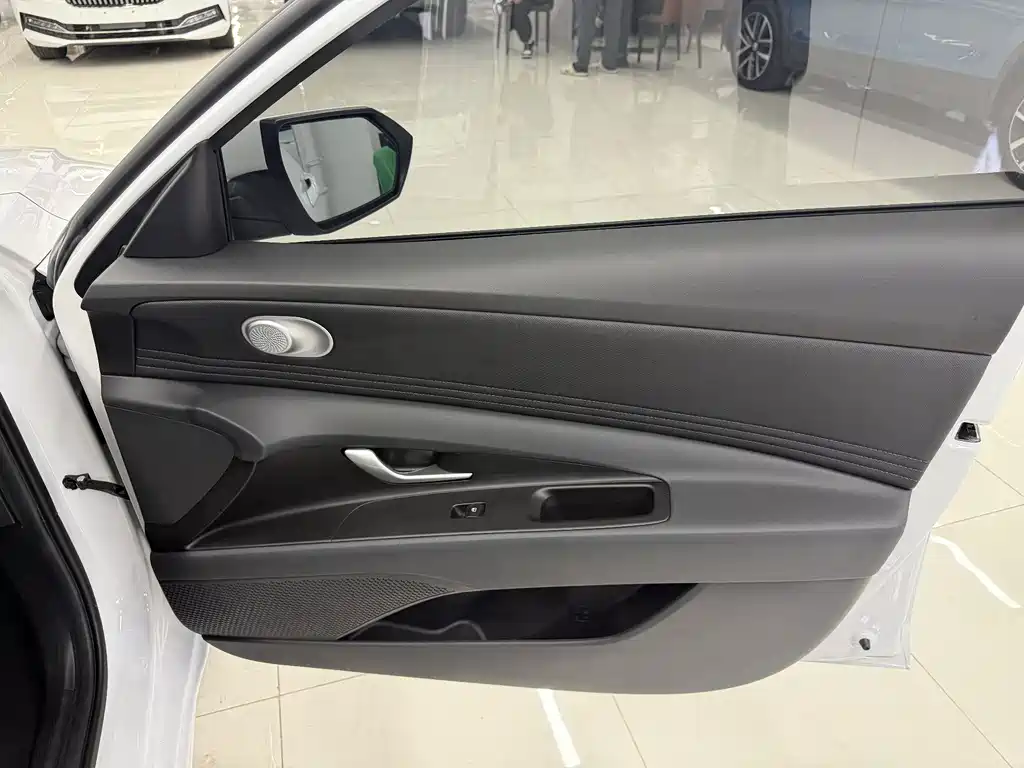 Hyundai Elantra — миниатюра 6