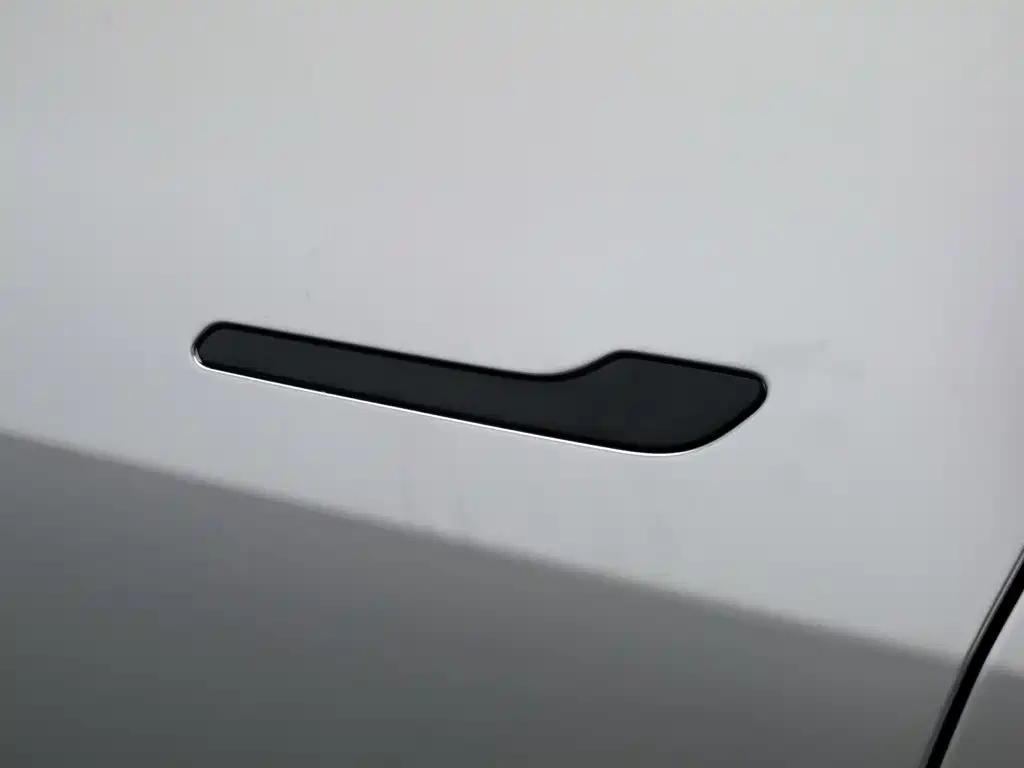Tesla Model Y — миниатюра 18