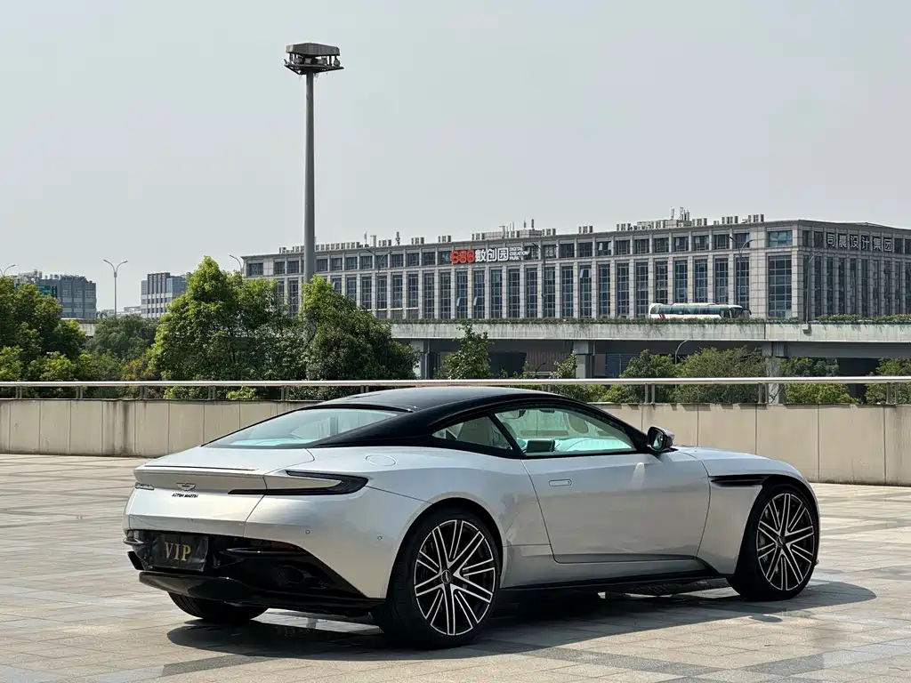 Aston Martin DB11 — миниатюра 6