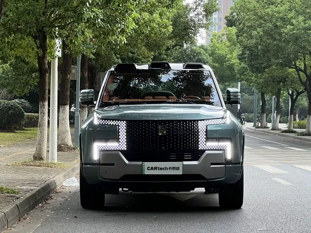 Yangwang Yangwang U8 — миниатюра 2