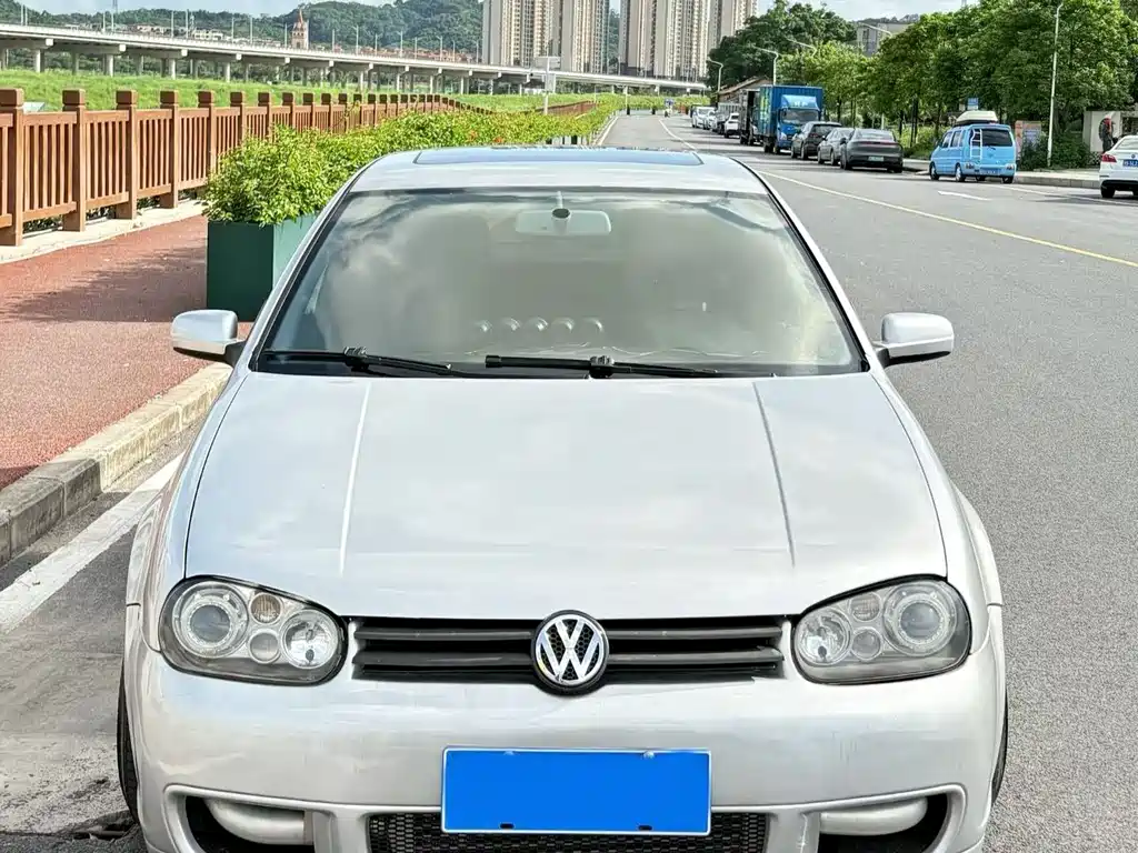Volkswagen Golf 05 1.6 MT Comfort