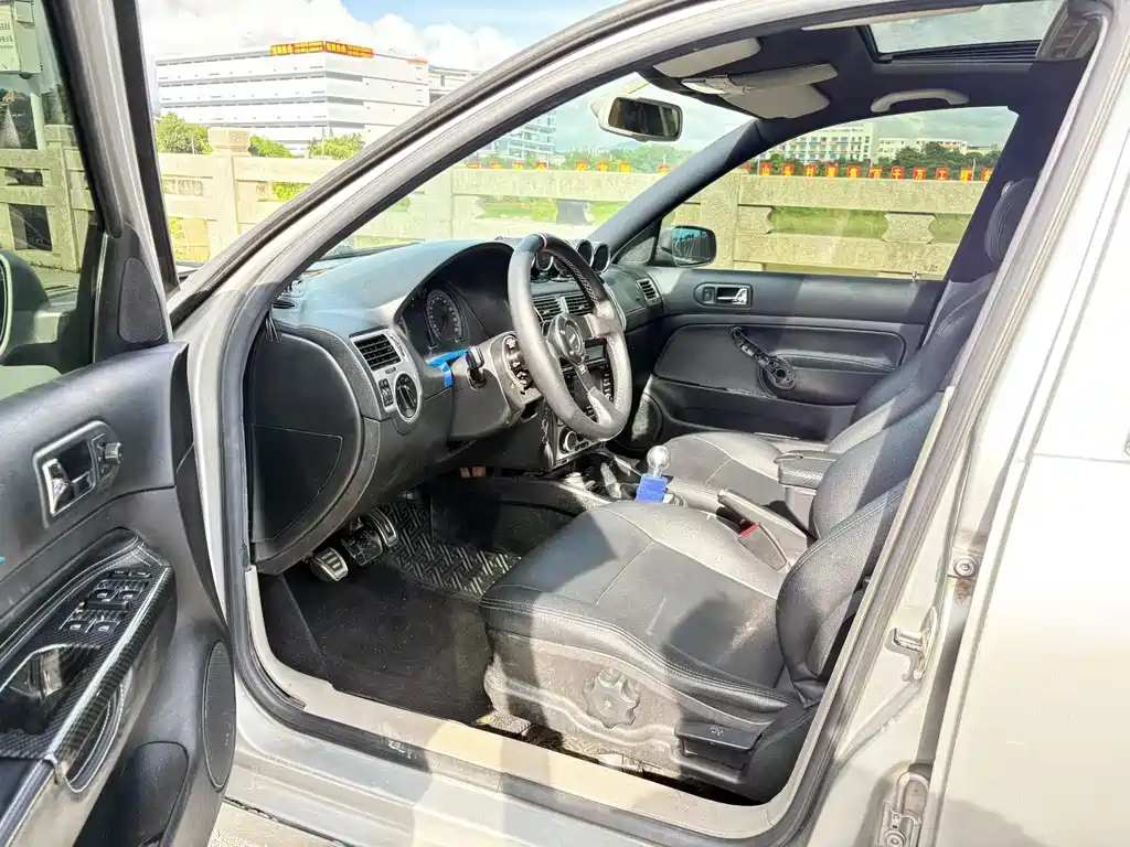 Volkswagen Golf 05 1.6 MT Comfort