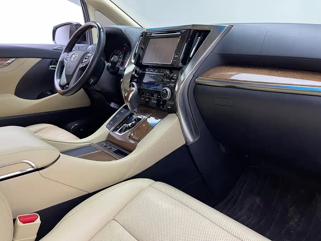 Toyota Alphard — миниатюра 6