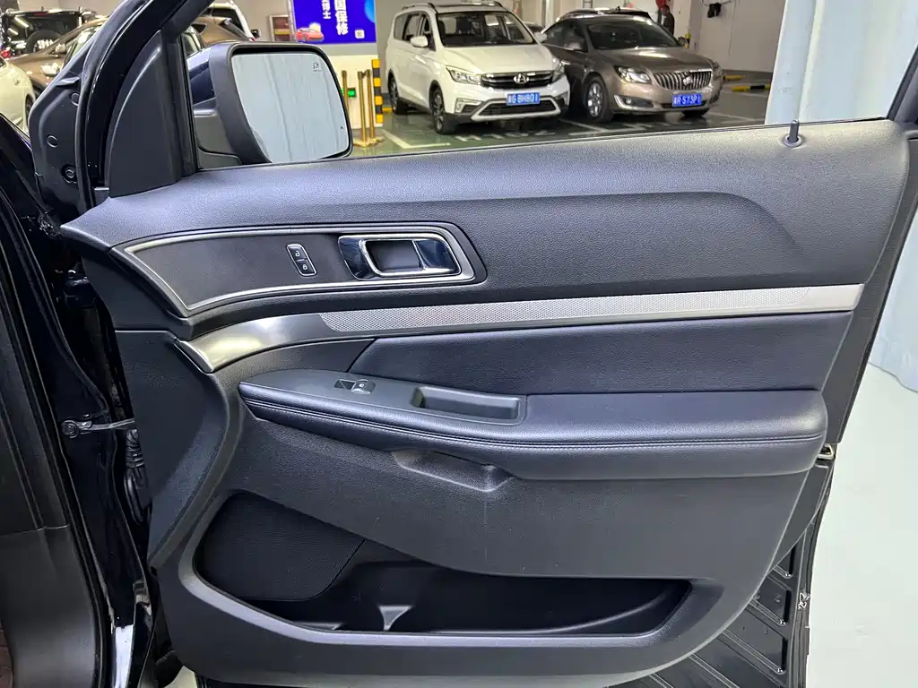 Ford Explorer (Import) — миниатюра 13