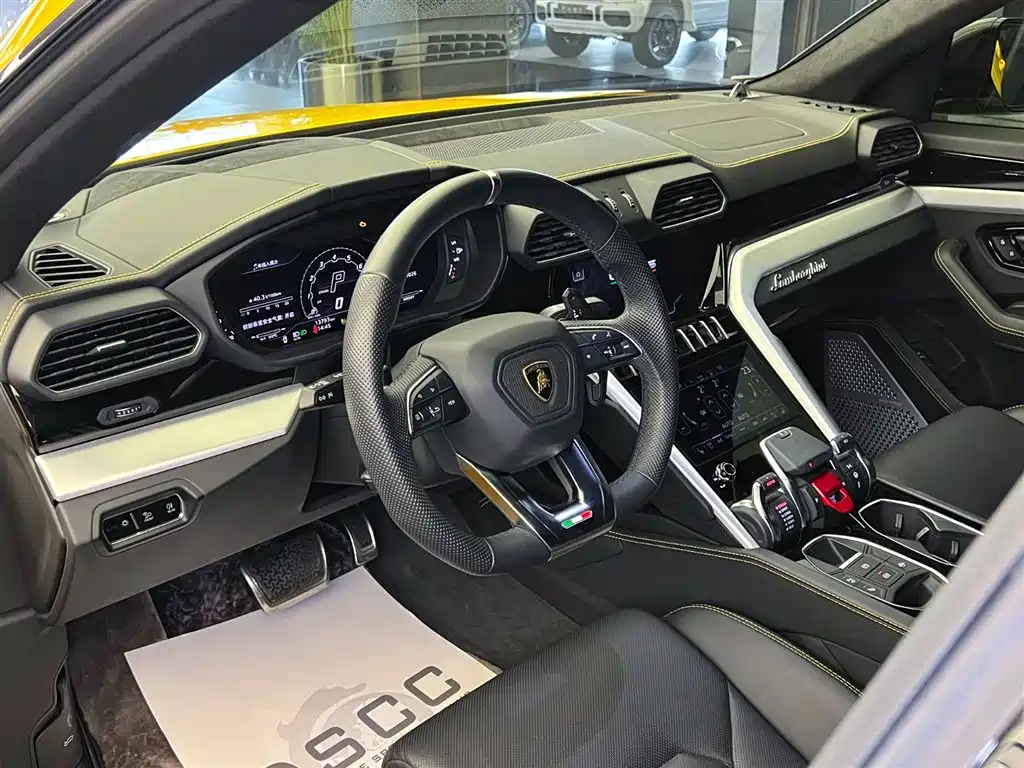 LAMBORGHINI URUS