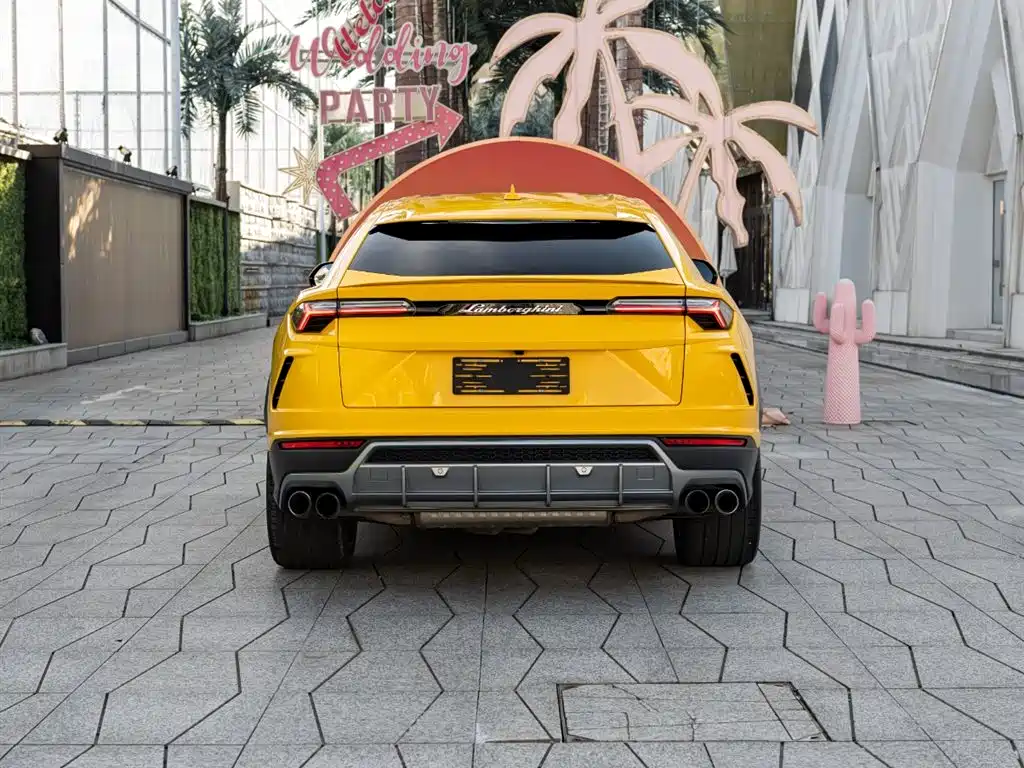 LAMBORGHINI URUS