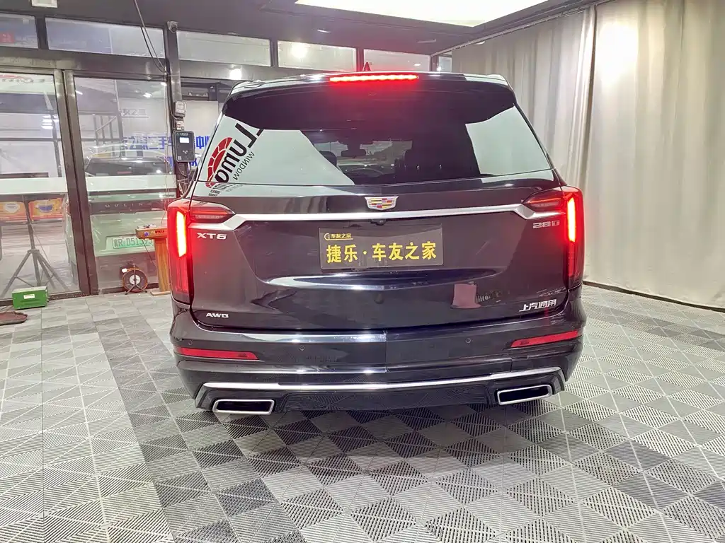 CADILLAC XT6