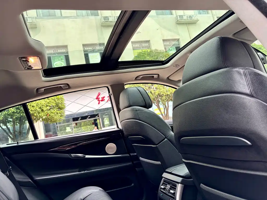 BMW 5 Series GT — миниатюра 10