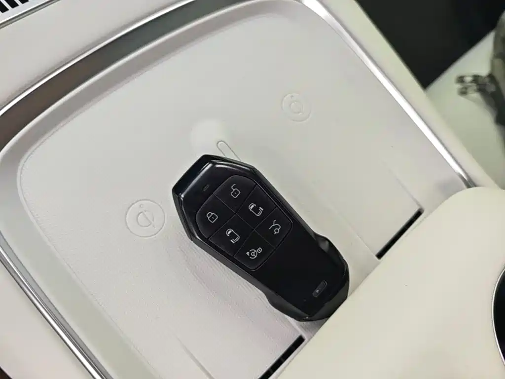 XPeng X9 — миниатюра 9